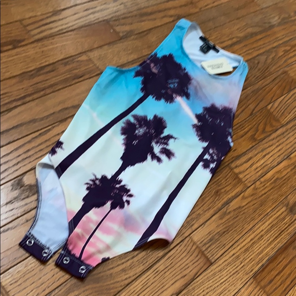 Never worn bodysuit 🌴
